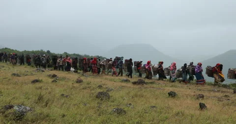 Indian Poor workers with Cans on Hill 库存影片 326916525