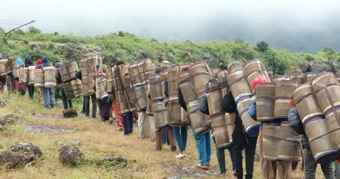 Indian Poor workers with Cans on Hill 動画素材 326928884