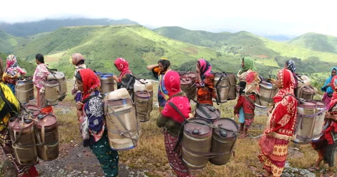 Indian Poor workers with Cans on Hill Vídeo Stock 326928885