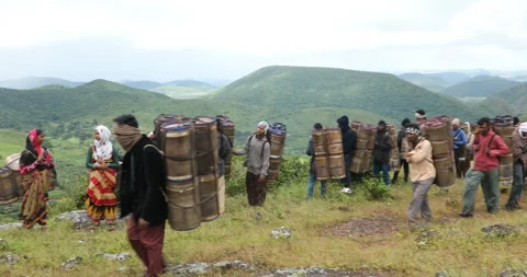 Indian Poor workers with Cans on Hill 库存影片 326938812