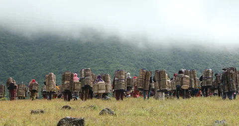 Indian Poor workers with Cans on Hill 库存影片 326939650