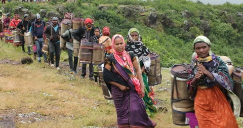 Indian Poor workers with Cans on Hill Видео 326940176