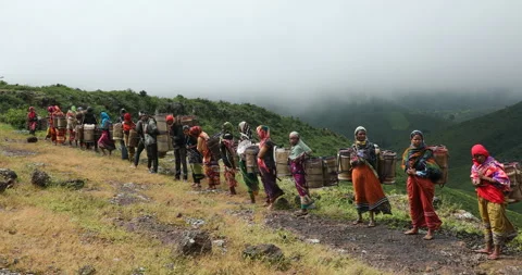 Indian Poor workers with Cans on Hill Vídeos de archivo 326940381