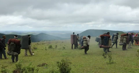 Indian Poor workers with Cans on Hill Видео 326944240