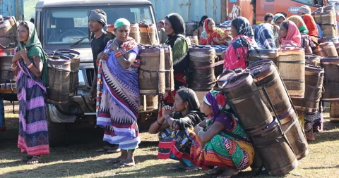 Indian Poor workers with Cans on Hill Stockbeeldmateriaal 327020595