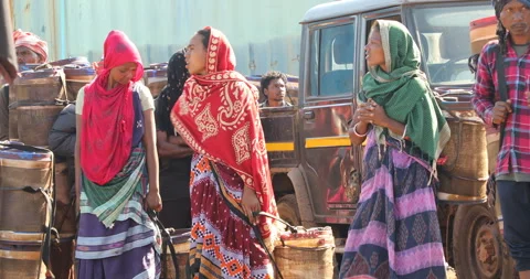 Indian Poor workers with Cans on Hill 库存影片 327020833