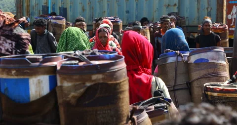 Indian Poor workers with Cans on Hill Видео 327024615