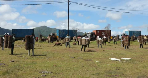 Indian Poor workers with Cans on Hill Stockbeeldmateriaal 327046937