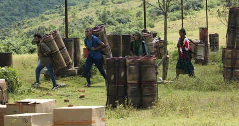 Indian Poor workers with Cans on Hill Vidéo 327049249