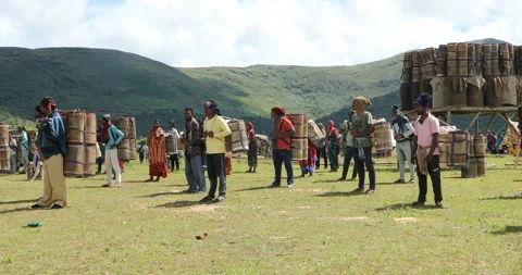 Indian Poor workers with Cans on Hill Stockbeeldmateriaal 327050550