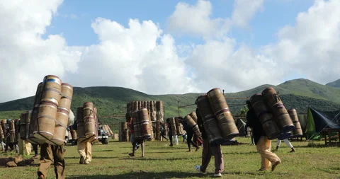 Indian Poor workers with Cans on Hill 動画素材 327050584