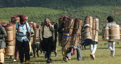 Indian Poor workers with Cans on Hill Vidéo 327050594