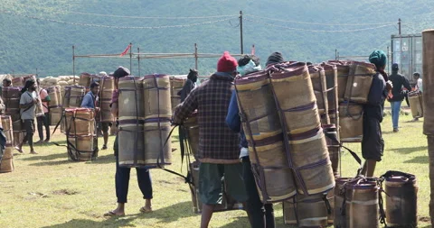 Indian Poor workers with Cans on Hill Stockbeeldmateriaal 327052126