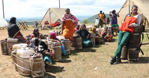 Indian Poor workers with Cans on Hill Stockbeeldmateriaal 327059657