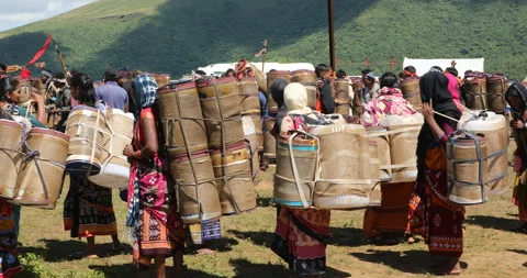 Indian Poor workers with Cans on Hill Vídeo Stock 327059670