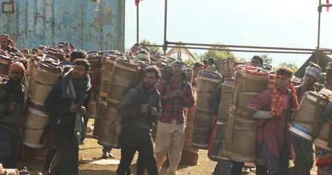 Indian Poor workers with Cans on Hill Vídeos de archivo 327082065