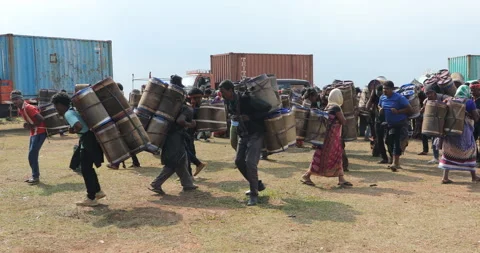 Indian Poor workers with Cans on Hill Vídeos de archivo 327107401