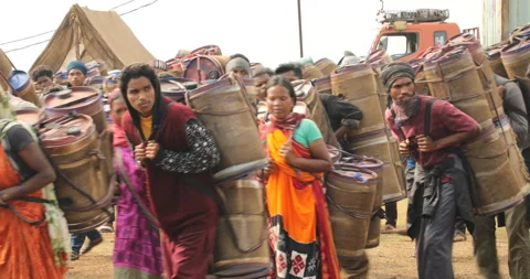 Indian Poor workers with Cans on Hill Vídeos de archivo 327107859