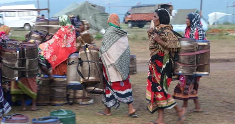 Indian Poor workers with Cans on Hill Vídeo Stock 327109209