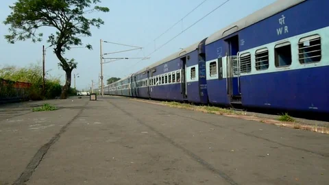 Indian railways passenger Train speeding, Vaitarna Railway station, Mumbai India 스톡 동영상 106553210