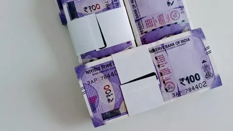Indian Rupee 100 Currency Note Bundles notes isolated on white Background Vidéo 332276640