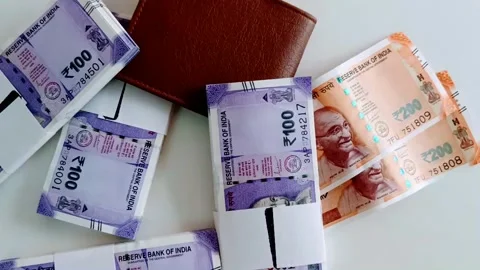Indian Rupee 100 Currency Note Bundles, Rupee 200 notes and brown wallet Vidéo 332276739
