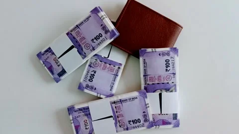 Indian Rupee 100 Currency Note Bundles with brown wallet Vidéo 332276761