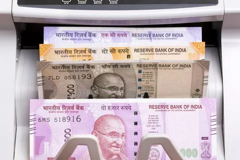 Indian rupees in the counting machine Foto stock