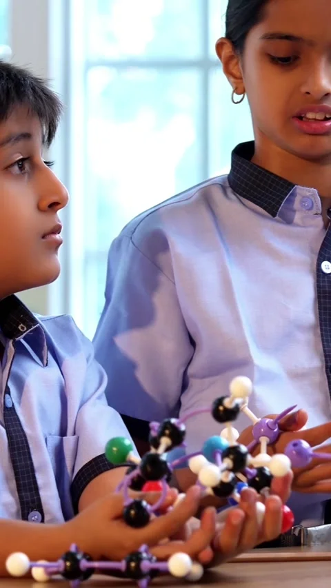 Indian School Kids Studying Atom Model Using 3D Tool in Classroom Science Vídeo Stock 342844228