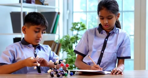 Indian School Kids Studying Atom Model Using 3D Tool in Classroom Science Vídeo Stock 342849891