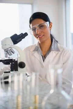 Indian scientist using microscope in lab Foto stock