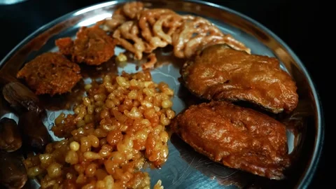 Indian Snacks and Sweets on Stainless Steel Plate, A stainless steel plate .. Vídeos de archivo 304974103