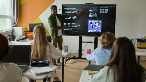 Indian Teacher Explaining Computer Programming to Teenagers 스톡 동영상 342815525