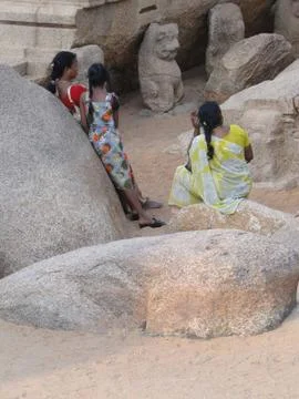 Indian tourists explore ancinet temples of the five rathas Foto stock