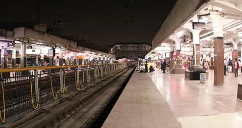 Indian Train Station at Night Time Vídeos de archivo 146922117