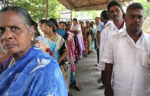 Indian Voters Wait in a Queue to Cast Their Votes at a Polling Station As the Vo 스톡 사진