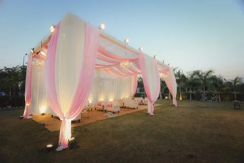 Indian Wedding Reception Setup with White Backdrop and Floral Decorations in New Foto stock
