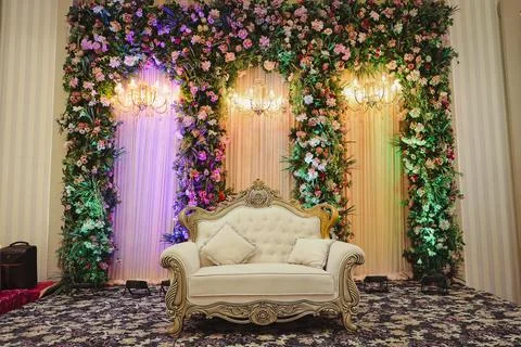 Indian Wedding Reception Setup with White Backdrop and Floral Decorations in New Foto stock