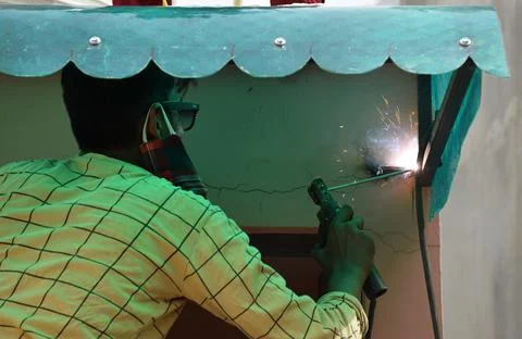 Indian weldor or worker at work Foto stock
