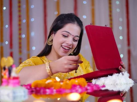 An Indian woman in traditional clothes checking out her kundan jewellery set ... Foto stock