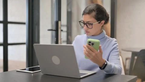 Indian Woman Using Multiple Digital Devices for Work 스톡 동영상 307217286
