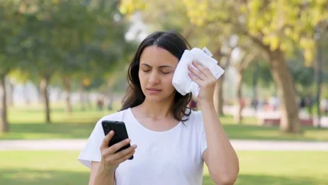 Indian woman using phone while cleaning the sweat Stock-Footage 230573958