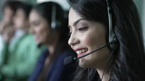 Indian women operators answer client while working at call center. Видео 169914531