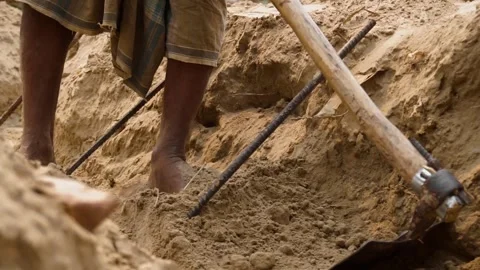 Indian worker digging a ditch with traditional Indian shovel 스톡 동영상 262768200