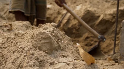 Indian worker digging a ditch with traditional Indian Shovel 스톡 동영상 262768210