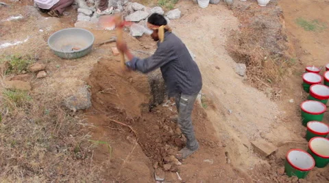 Indian worker digging with a pick. 2015.Udaipur. Rajasthan 스톡 동영상 59130615