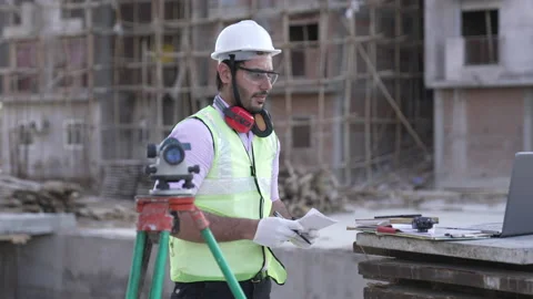 Indian worker in Hard Hat checking details using laptop. Видео 161811630