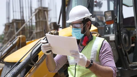 Indian worker man using site plans for project planning. Vídeo Stock 162020198