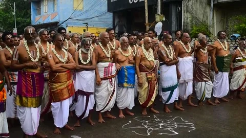 India's Hindu devotees flock to Chennai for chariot procession, INDIA, IN - 03 J Vídeos de archivo 245166873