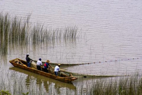 Indigenas Purepecha pescando tradicionalmente.Lago Ptzcuaro. Estado de Michoa Stock Photos